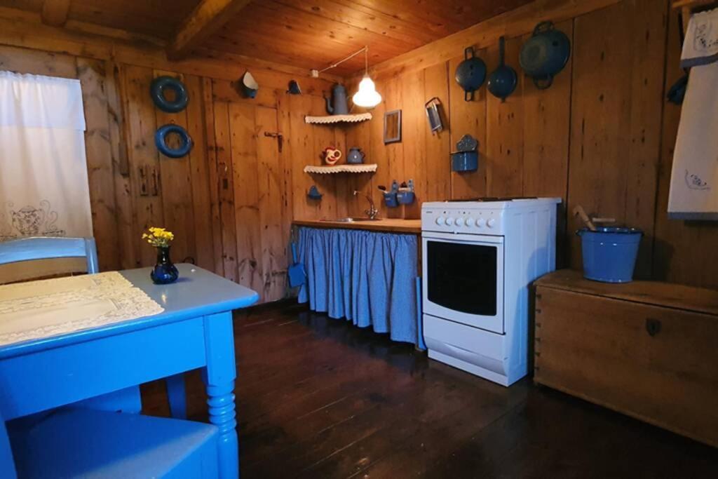 Charming And Authentic Heritage Retreat In Kvivik - Right Next To The River Exterior photo