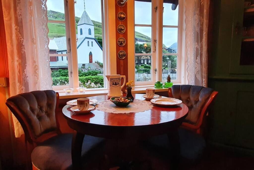 Charming And Authentic Heritage Retreat In Kvivik - Right Next To The River Exterior photo